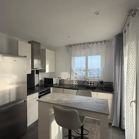 F2 - Dernier Etage Avec Terrasse Vue *
